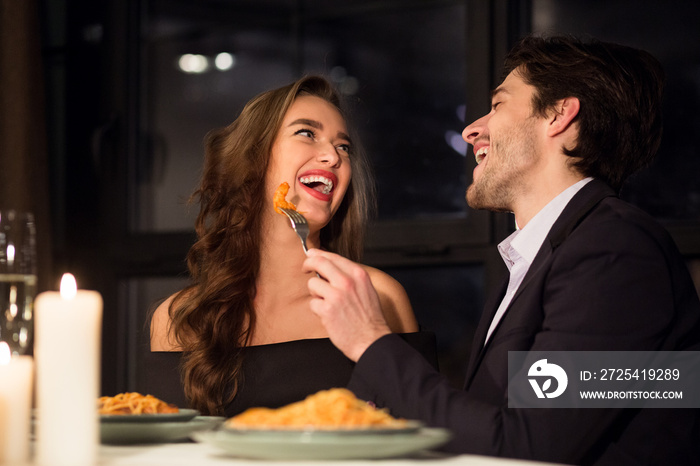 幸福的恋爱情侣在餐厅享用浪漫晚餐