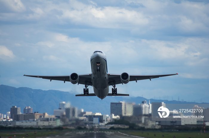 離陸するジェット旅客機