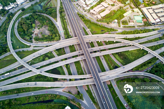 城市繁忙交通在道路上超速行驶的道路立交或公路交叉口鸟瞰图