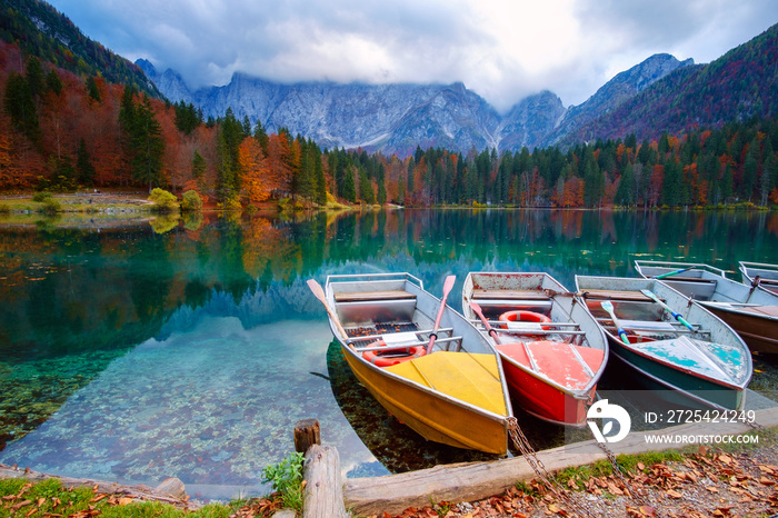 意大利福辛湖的阿尔卑斯湖和五颜六色的小船