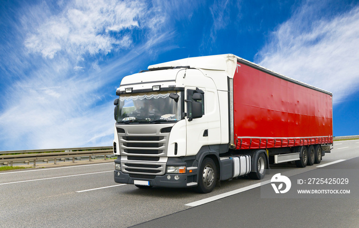 Güterverkehr auf der Strasse per LKW // truck on highway - shipping