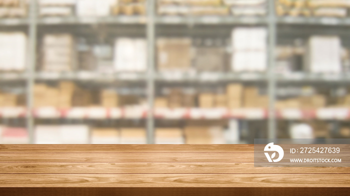 仓库存储中的木质桌子背景模糊，桌子上有空的副本空间，用于显示产品