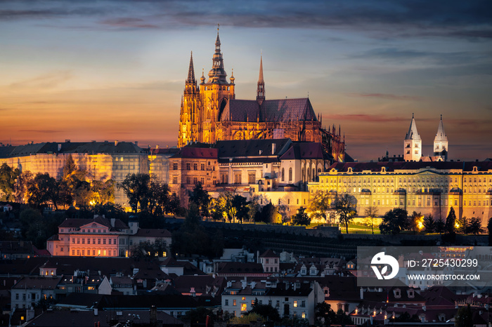 Die beleuchtete Prager Burg hoch über der Altstadt Mala Strada am Abend, Tschechische Republik