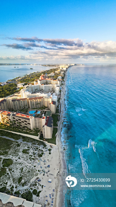 Panorama de un atardecer en playa de Cancún Quintana Roo en México