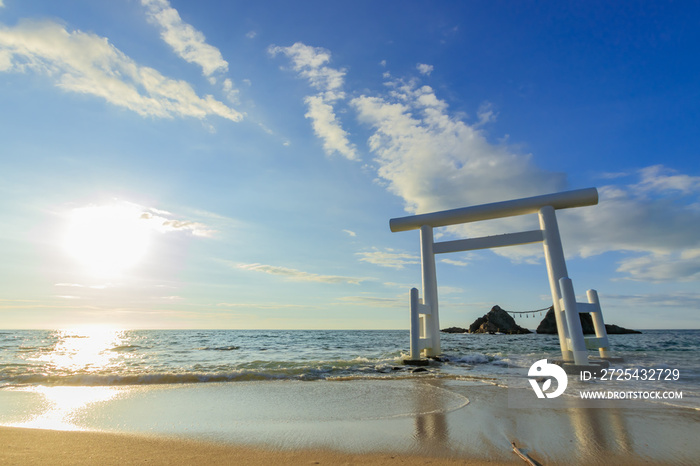 桜井二見ヶ浦の夫婦岩と夕日　福岡県糸島市