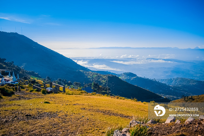 paisaje de montañas y valle, en el mirador dieguez huehuetenango