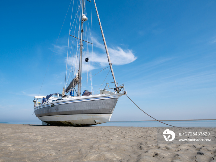 荷兰维利兰附近里谢尔岛Waddensea退潮时，帆船在沙滩上干涸