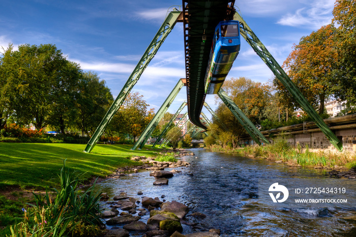 Ein Zug der Wuppertaler Schwebebahn über der Wupper