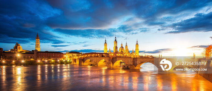 Basilica de Nuestra Senora del Pilar和Ebor River in the Evening