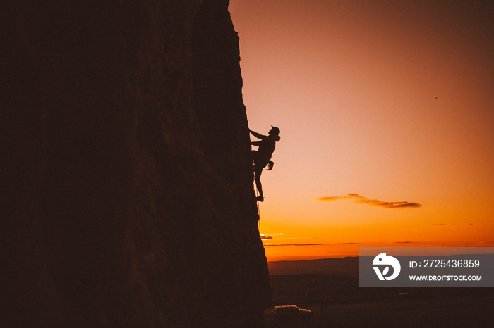 Hombre joven escalando en el atardecer