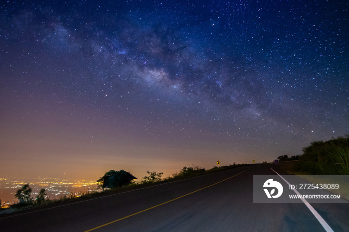 山上的夜景道路和银河系背景，泰国，长曝光，低照度