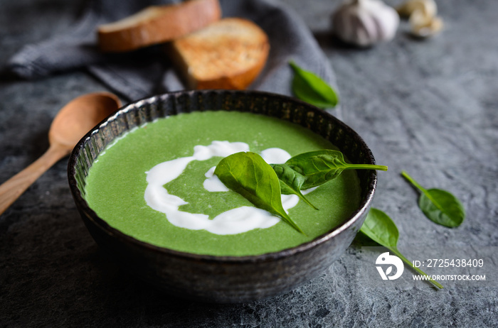 Spinach soup with sour cream