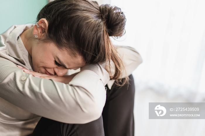 坐在地板上的拉丁女人因个人问题、分手或婚姻破裂而感到不快，不高兴