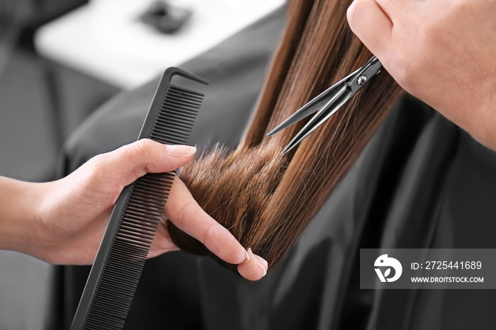 专业发型师在沙龙为女性理发，特写