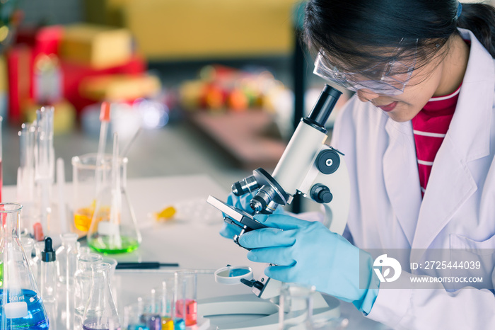 年轻的亚洲医学技术专家女性在科学研究中用试管进行测试