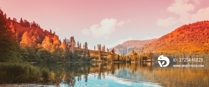 卡拉戈尔（黑湖）的柔和秋季景观，是游客、当地人和露营者的热门目的地