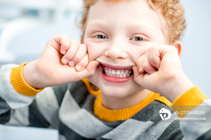 牙科诊所里一个笑容满面的快乐小男孩的特写