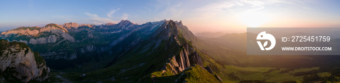 日落在山上，Schaefler Altenalptuerme山脊瑞士阿尔卑斯山Appenzell Inne