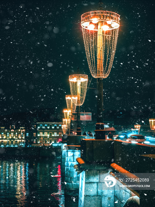 圣彼得堡街头冬天的圣诞彩灯。