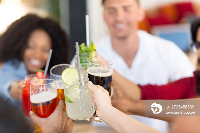 休闲、美食和人文理念——一群快乐的国际朋友在酒吧或餐厅碰杯