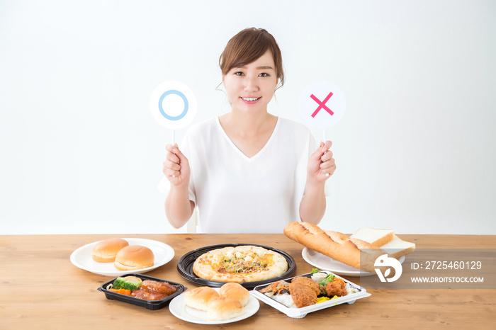 食べる女性