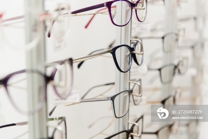 眼镜店的一排豪华眼镜