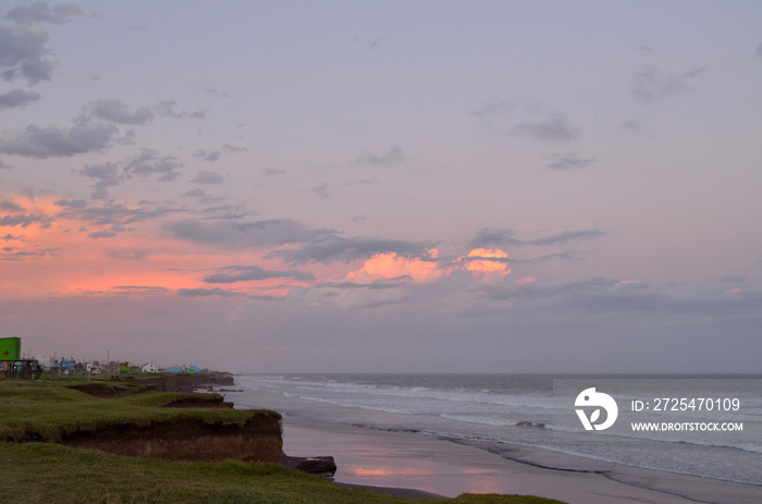 Atardecer nublado en la costa atlántica argentina