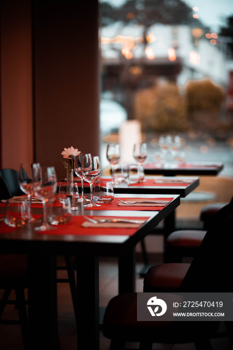 Table de restaurant italien avec vitre et fleurs