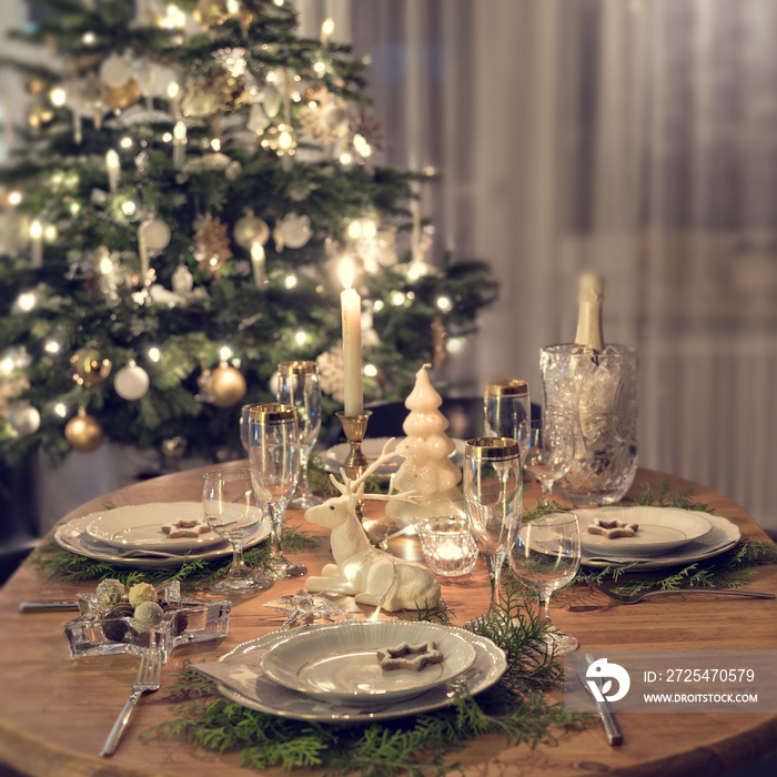 丰富多彩、充满节日气氛的圣诞餐桌
