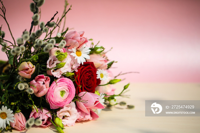 bunter Blumenstrauß mit Weidenkätzchen , rosa Hintergrund