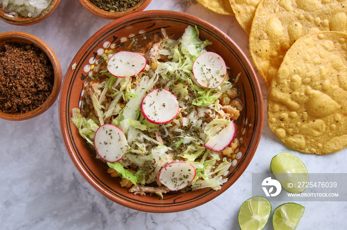 Pozole rojo, sopa mexicana de maíz, comida tradicional en México hecha con granos de maíz y carne de