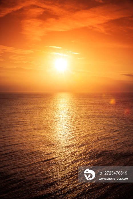 Roter Sonnenuntergang am Meer