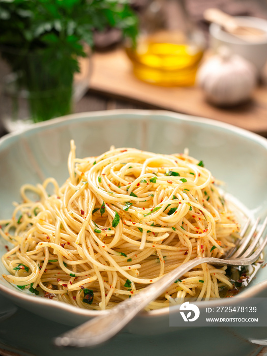 特写意大利面AGLIO E OLIO和配料垂直框架