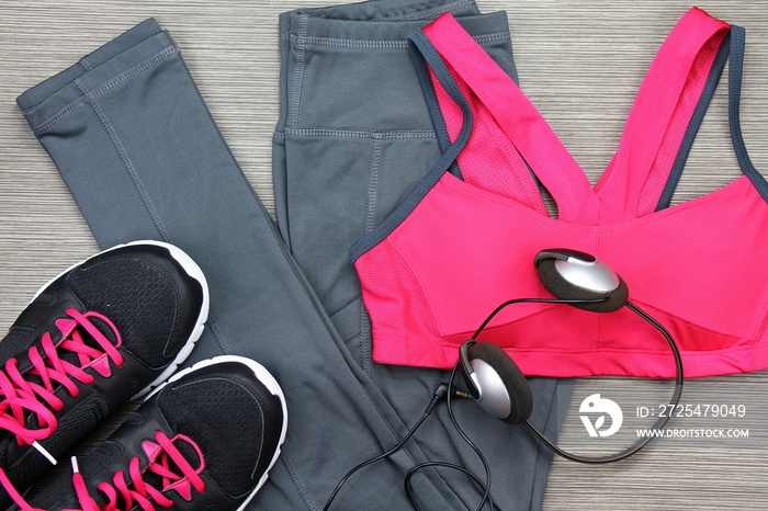 在健身中心锻炼时可以用耳机和智能手机听音乐。
