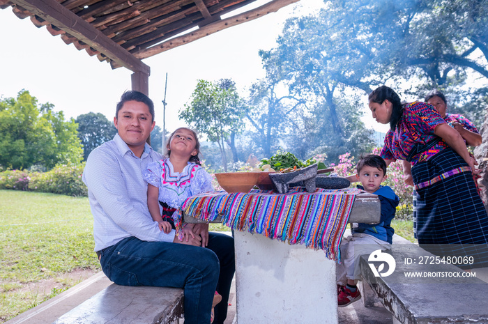 Familia Comiendo  Al Aire Libre Juntos.