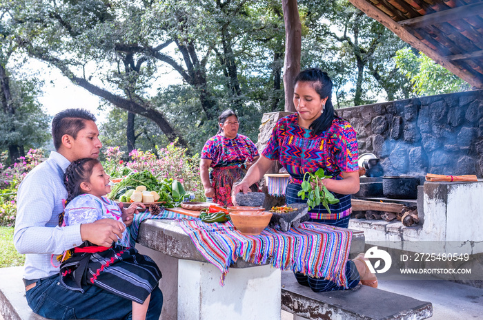 Familia preparando un platillo tradicional de Guatemala.  Familia cocinando almuerzo al aire libre e