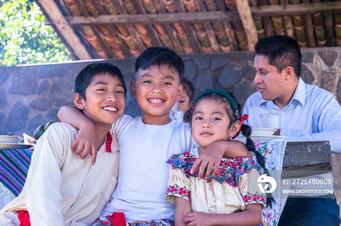 Grupo de niños abrazandose  y regocijándose al aire libre. Familia feliz. Familia hijos hermanos en 