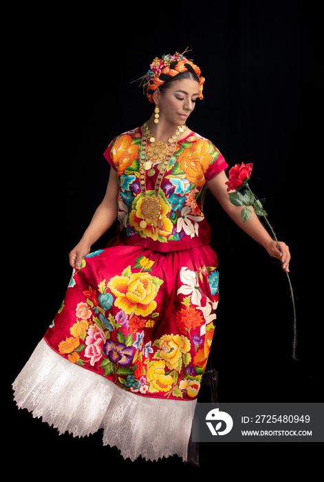 bailarina mexicanan de oaxaca mexico, usando traje de la region del istmo de tehuantepec, baila en l