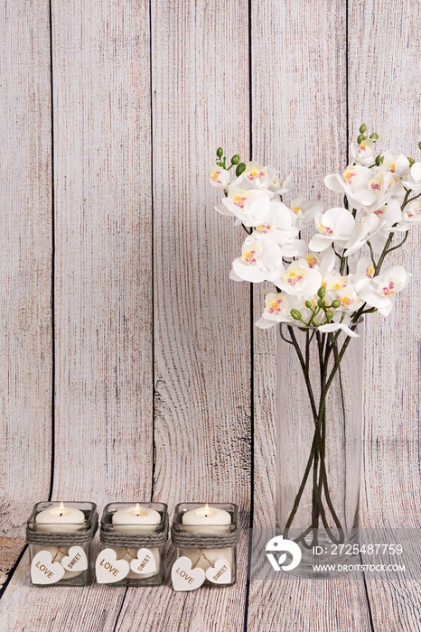 Orquídeas blancas y velas.