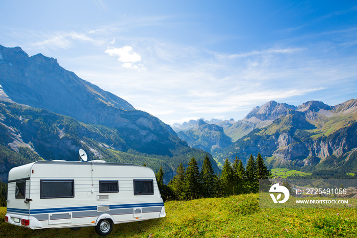 瑞士一个放松的自然营地里的大篷车