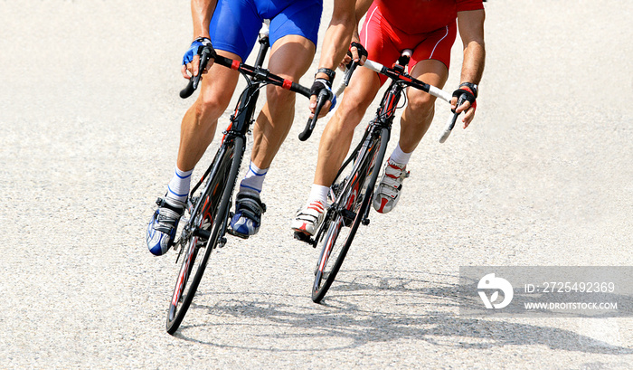 zwei Rennradfahrer auf der Strasse特写