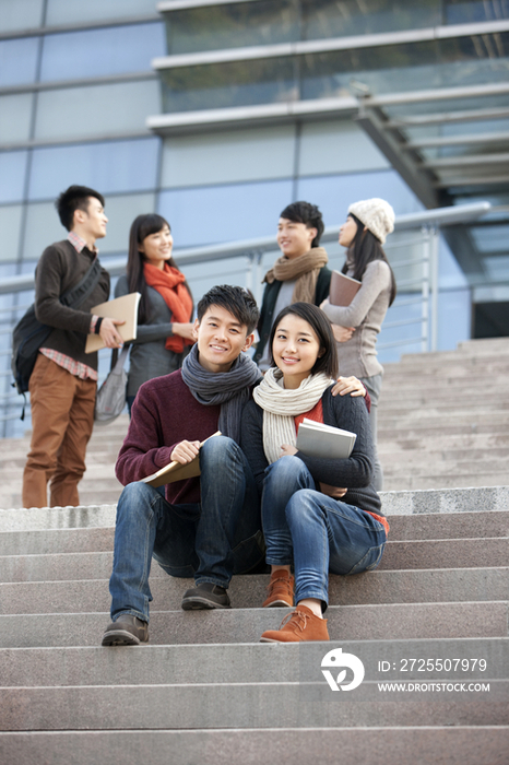 校园里的大学生坐在台阶上