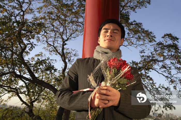 年轻男子手捧鲜花