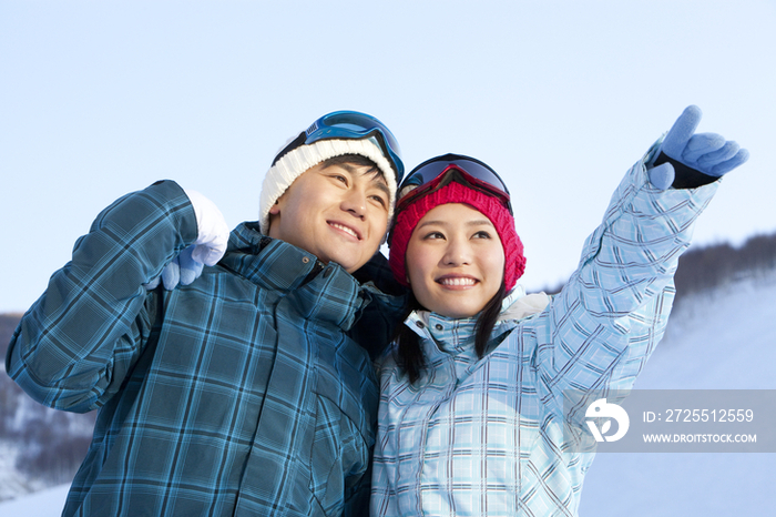 时尚青年男女在滑雪场