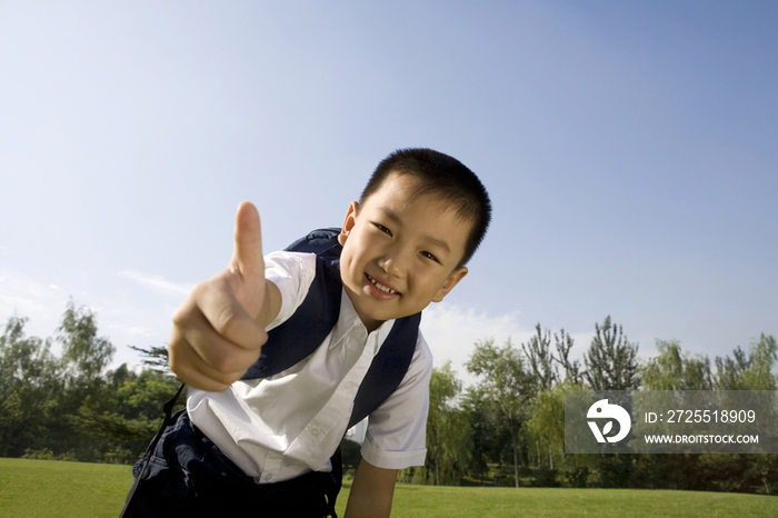 竖大拇指的小学生