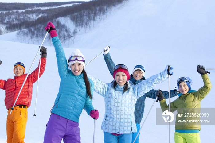 时尚青年男女在滑雪场