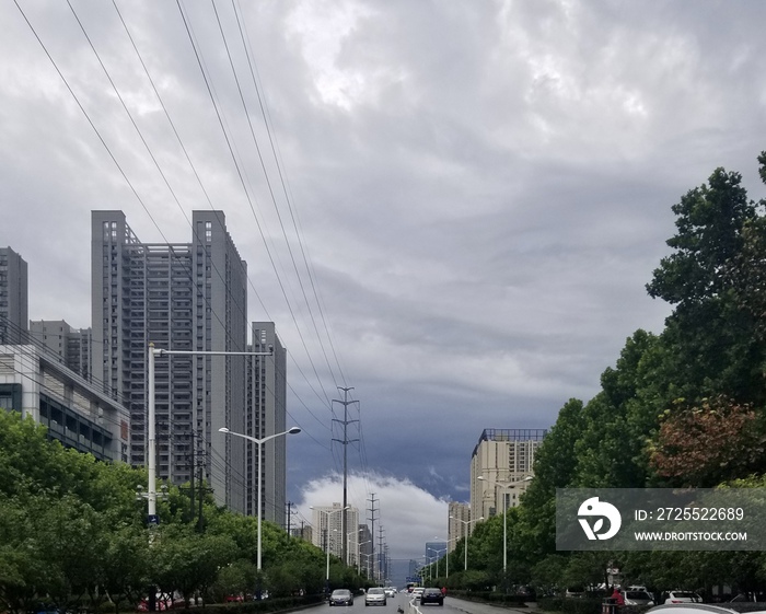 雨后的城市街道