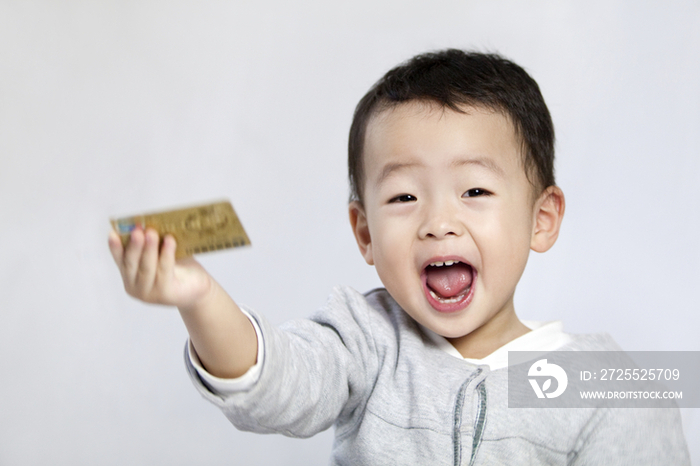 兴奋的小男孩与银行卡