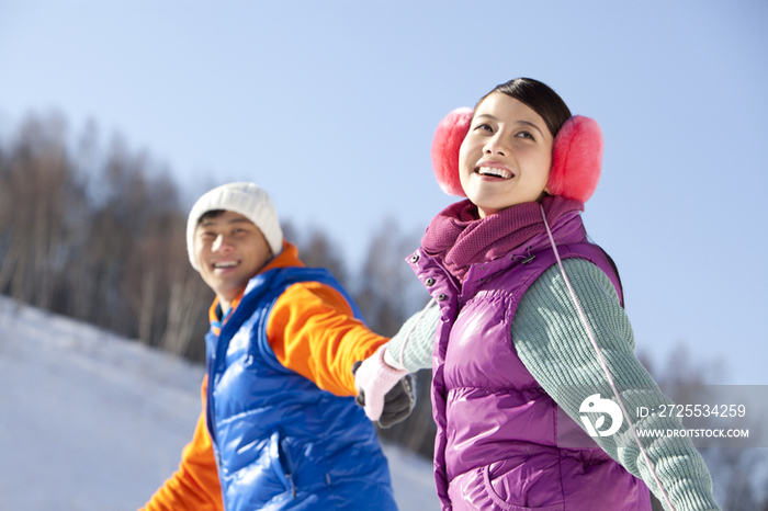 年轻情侣在滑雪场