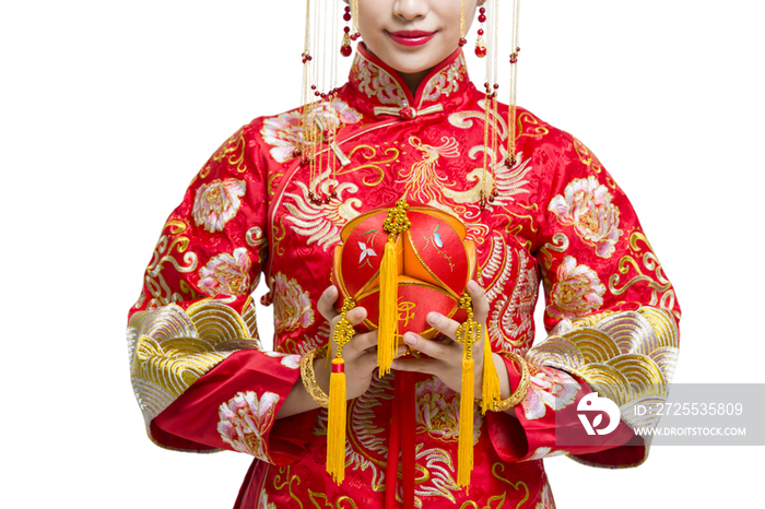 穿中式古装结婚礼服的新娘拿着绣球